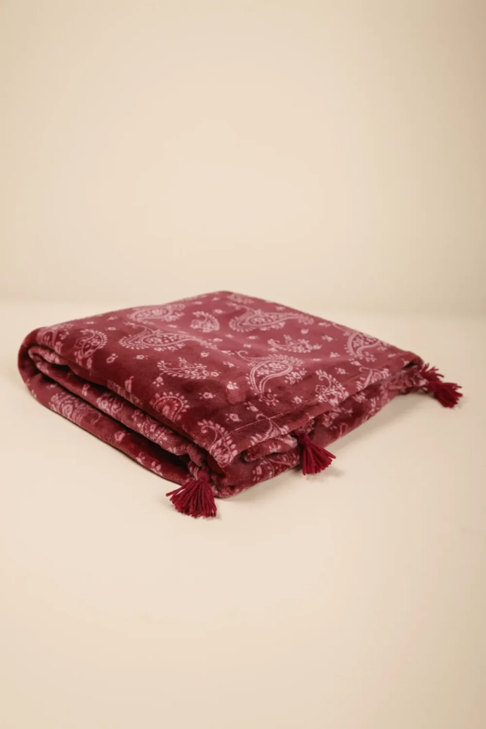 Plaid doppiato con nappine misura 130x160cm articolo cachemire.