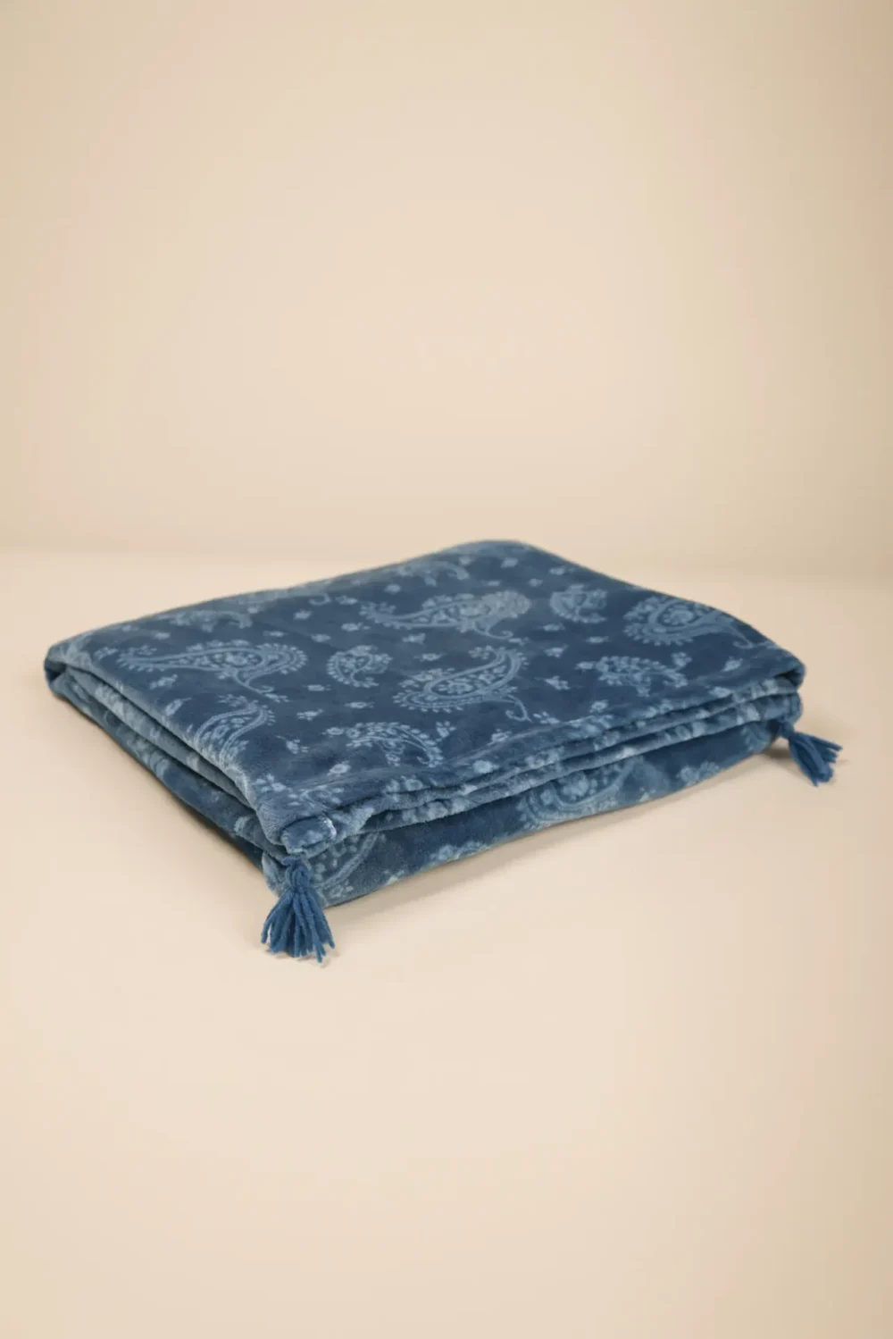 Plaid doppiato con nappine misura 130x160cm articolo cachemire.