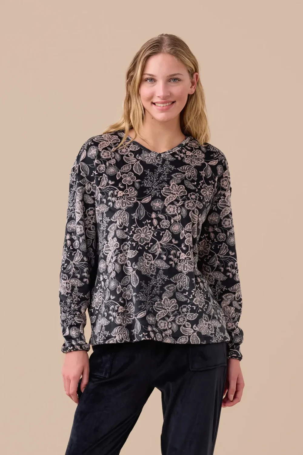 Completo donna ciniglia felpata articolo floreale